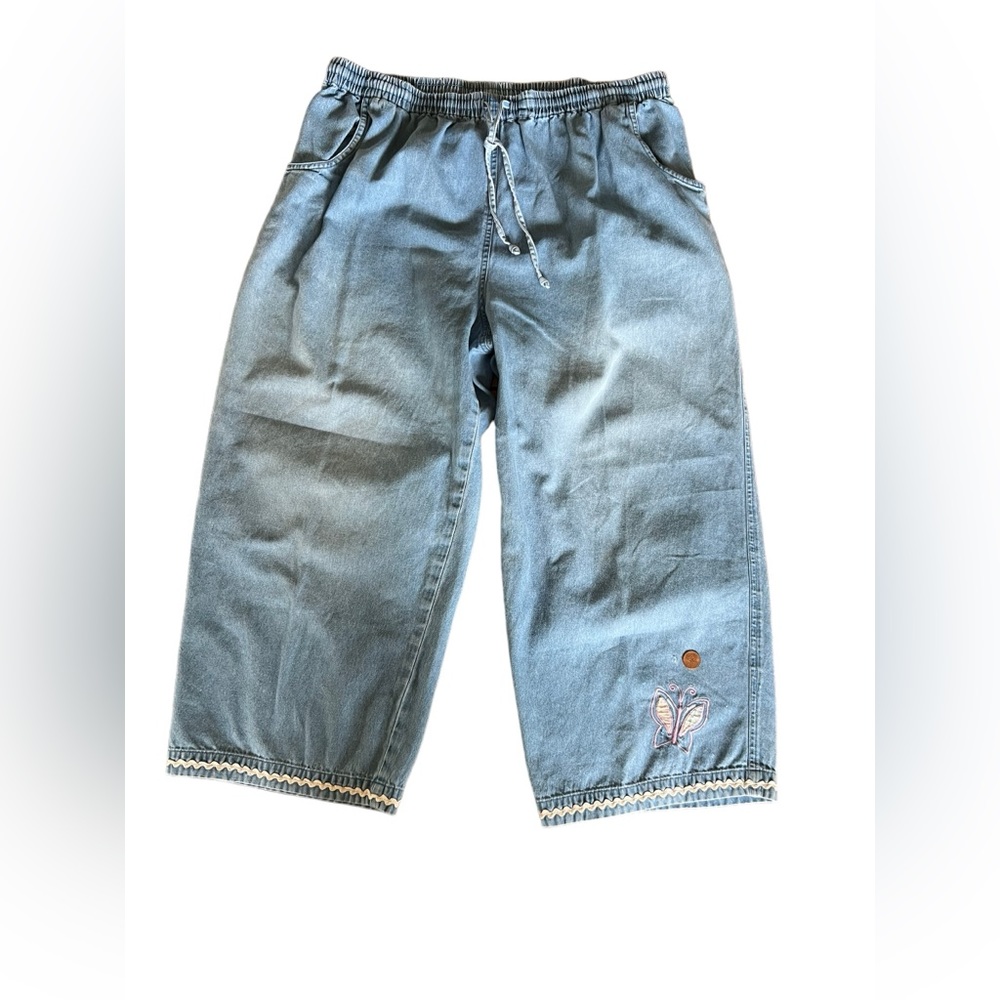 Lee Ms. Lee vintage pull on draw string capri Jeans. Butterfly‎ design size L